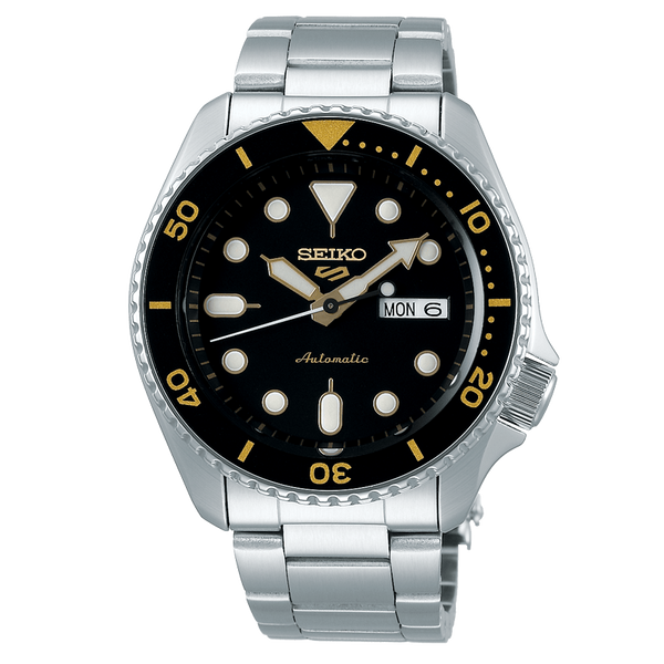 Réf : SRPD57K1  Choisissez le style sportif avec cette montre de la collection Seiko 5. Entièrement en acier inoxydable, montre automatique. Le noir de son cadran et de sa lunette directionnelle est égayé par des touches dorées mates sur les index, aiguilles et graduations.   CARACTERISTIQUES :   Calibre : 4R36 Index/Aiguilles : Spécificité Lumibrite Boîtier/Lunette : Matière Acier inoxydable Étanchéité : 10 ATM Garantie : 2 ans constructeur (internationale)