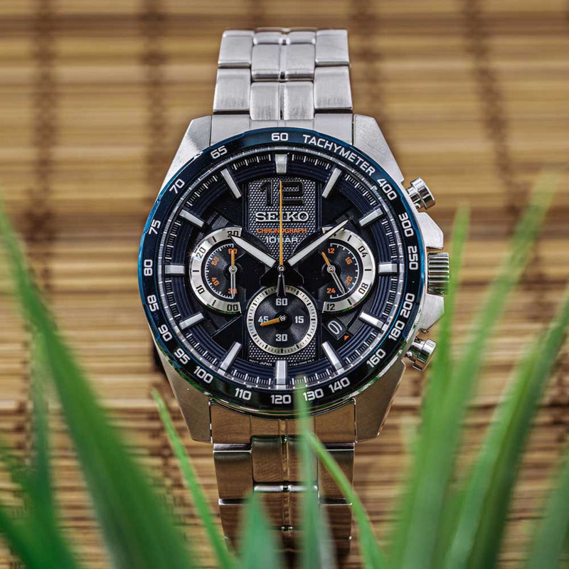 Réf : SSB345P1  Cette montre à quartz de la collection Seiko SPORT est pleine de fonctionnalités. En effet, son cadran bleu profond accueille les trois compteurs propres aux chronographes et est entouré d'une lunette tachymètre. Ce modèle entièrement en acier inoxydable est également très solide avec son verre Hardlex.  CARACTERISTIQUES : ﻿  Calibre8T63 Aiguilles/Boîtier : Matière Acier inoxydable Lunette Matière Acier inoxydable Étanchéité10 bar Garantie : 2 ans constructeur (internationale)