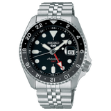 Réf : SSK001K1  La collection Seiko 5 sports accueille les nouvelles montres GMT SKX. Ce modèle est équipé d’une lunette tournante bicolore graduée sur 24 heures afin de permettre la lecture d’un fuseau horaire additionnel en distinguant le jour et la nuit.   CARACTERISTIQUES :   Calibre : 4R34 Étanchéité : 10 ATM Index/Aiguilles : Spécificité Lumibrite Boîtier/Lunette : Matière Acier inoxydable Mouvement : Automatique Garantie : 2 ans constructeur (internationale)