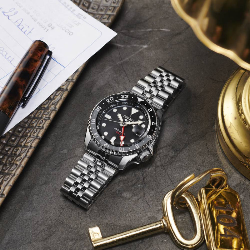 Réf : SSK001K1  La collection Seiko 5 sports accueille les nouvelles montres GMT SKX. Ce modèle est équipé d’une lunette tournante bicolore graduée sur 24 heures afin de permettre la lecture d’un fuseau horaire additionnel en distinguant le jour et la nuit.   CARACTERISTIQUES :   Calibre : 4R34 Étanchéité : 10 ATM Index/Aiguilles : Spécificité Lumibrite Boîtier/Lunette : Matière Acier inoxydable Mouvement : Automatique Garantie : 2 ans constructeur (internationale)