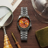 Réf : SSK005K1  La collection Seiko 5 Sports accueille les nouvelles montres GMT SKX. Equipé d’une lunette tournante bicolore graduée sur 24 heures et permet la lecture d’un fuseau horaire additionnel en distinguant le jour et la nuit.  CARACTERISTIQUES : ﻿  Calibre : 4R34 Mouvement : Automatique Index/Aiguilles :  Spécificité Lumibrite Boîtier/Lunette :  Matière Acier inoxydable Étanchéité : 10 ATM Garantie : 2 ans constructeur (internationale)