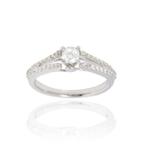 Solitaire, serti de diamants ronds, en Or Blanc 18 Carats - 750/000   CARACTERISTIQUES :   Largeur du corps (mm) : 2.15 Largeur motif (mm) : 4.98 Poids (gr) : 3.44 Nombre de diamants : 1  -  Carats : 0.300 Nombre de diamants : 40   -  Carats : 0.226 Matière : Or 18 Carats - 750/000 10017