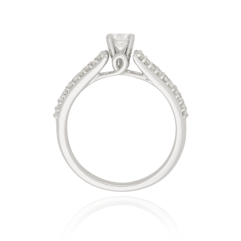 Solitaire, serti de diamants ronds, en Or Blanc 18 Carats - 750/000   CARACTERISTIQUES :   Largeur du corps (mm) : 2.15 Largeur motif (mm) : 4.98 Poids (gr) : 3.44 Nombre de diamants : 1  -  Carats : 0.300 Nombre de diamants : 40   -  Carats : 0.226 Matière : Or 18 Carats - 750/000 10017