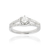 Solitaire, serti de diamants ronds, en Or Blanc 18 Carats - 750/000   CARACTERISTIQUES :   Epaisseur (mm) : 2.45 Poids (gr) : 4.38 Nombre de diamants : 1  -  Carats : 0.250 Nombre de diamants : 28  -  Carats : 0.152 Matière : Or 18 Carats - 750/000 10024