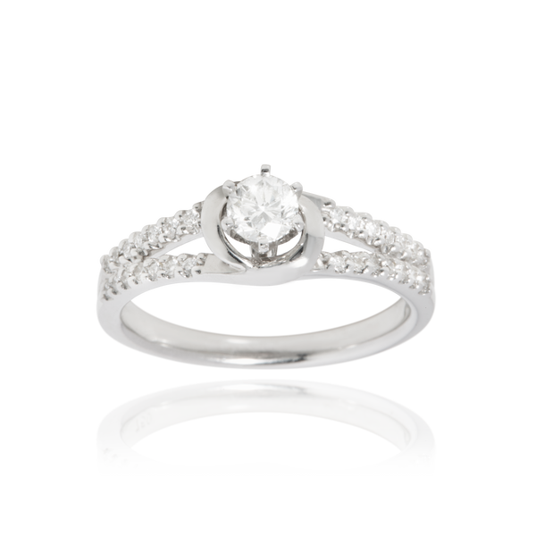 Solitaire, serti de diamants ronds, en Or Blanc 18 Carats - 750/000   CARACTERISTIQUES :   Epaisseur (mm) : 2.45 Poids (gr) : 4.38 Nombre de diamants : 1  -  Carats : 0.250 Nombre de diamants : 28  -  Carats : 0.152 Matière : Or 18 Carats - 750/000 10024