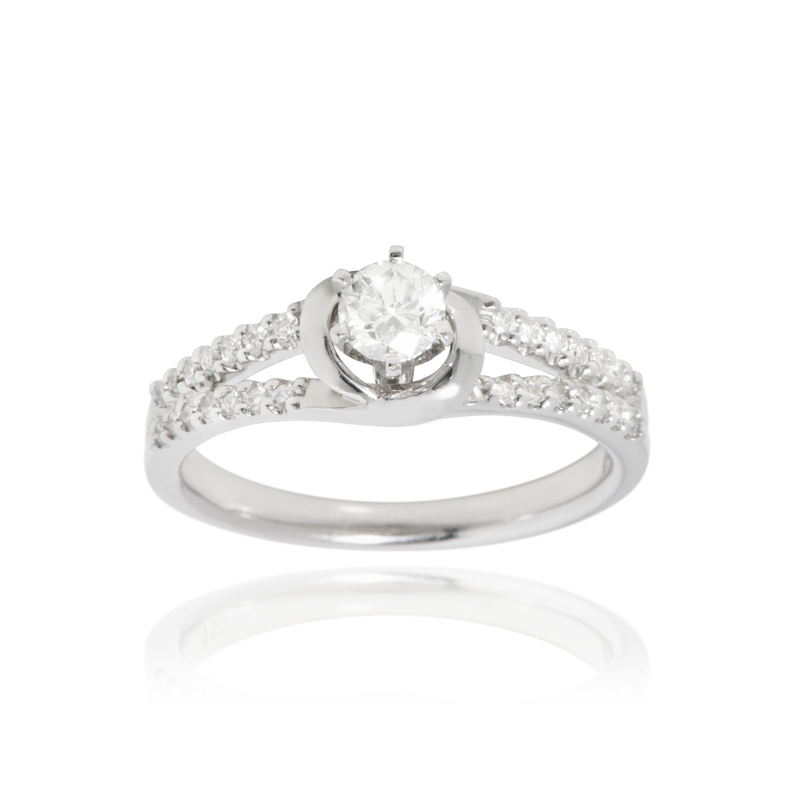 Solitaire, serti de diamants ronds, en Or Blanc 18 Carats - 750/000   CARACTERISTIQUES :   Epaisseur (mm) : 2.45 Poids (gr) : 4.38 Nombre de diamants : 1  -  Carats : 0.250 Nombre de diamants : 28  -  Carats : 0.152 Matière : Or 18 Carats - 750/000 10024