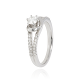 Solitaire, serti de diamants ronds, en Or Blanc 18 Carats - 750/000   CARACTERISTIQUES :   Epaisseur (mm) : 2.45 Poids (gr) : 4.38 Nombre de diamants : 1  -  Carats : 0.250 Nombre de diamants : 28  -  Carats : 0.152 Matière : Or 18 Carats - 750/000 10024