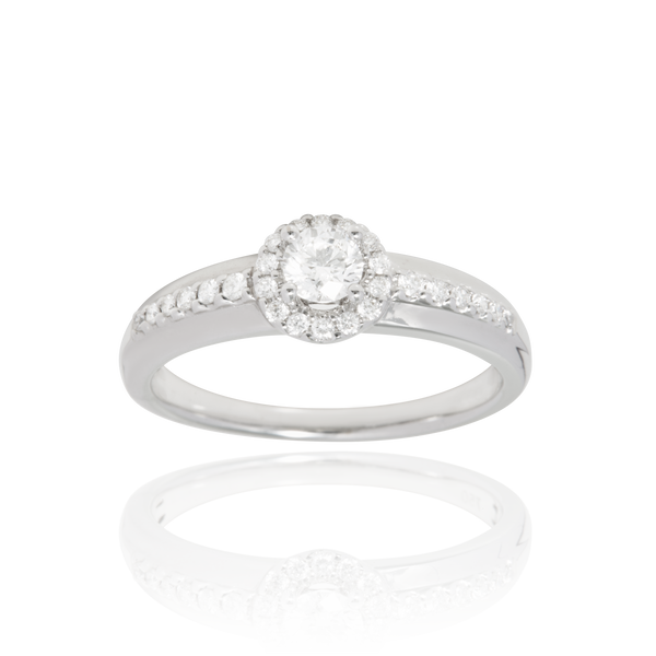 Solitaire, serti de diamants ronds, en Or Blanc 18 Carats - 750/000   CARACTERISTIQUES :   Largeur du corps (mm) : 2.30 Largeur motif (mm) : 7.11 Poids (gr) : 4.20 Nombre de diamants : 27  -  Carats : 0.48 Matière : Or 18 Carats - 750/000 10032