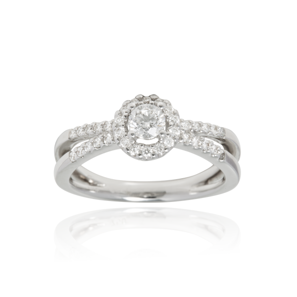 Solitaire, serti de diamants ronds, en Or Blanc 18 Carats- 750/000   CARACTERISTIQUES :   Largeur du corps (mm) : 2.70 Largeur motif (mm) : 7.81 Poids (gr) : 4.10 Nombre de diamant ( au centre) : 1  -  Carats : 0.300 Nombre de diamants :  26      -  Carats : 0.190 Matière : Or 18 Carats - 750/000 11154