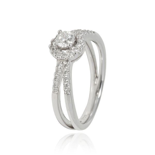 Solitaire, serti de diamants ronds, en Or Blanc 18 Carats- 750/000   CARACTERISTIQUES :   Largeur du corps (mm) : 2.70 Largeur motif (mm) : 7.81 Poids (gr) : 4.10 Nombre de diamant ( au centre) : 1  -  Carats : 0.300 Nombre de diamants :  26      -  Carats : 0.190 Matière : Or 18 Carats - 750/000 11154