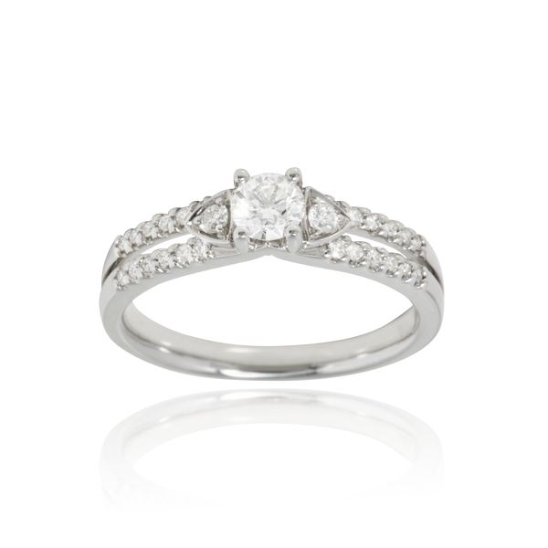 Solitaire, serti de diamants ronds, en Or Blanc 18 Carats - 750/000   CARACTERISTIQUES :   Largeur du corps (mm) : 2.60 Largeur motif (mm) : 4.56 Poids (gr) : 3.71 Nombre de diamant : 1 -  Carats : 0.300 Nombre de diamants : 26  -  Carats : 0.186 Matière : Or 18 Carats - 750/000 12390