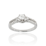 Solitaire, serti de diamants ronds, en Or Blanc 18 Carats- 750/000   CARACTERISTIQUES :   Largeur du corps (mm) : 2.2 Largeur motif (mm) : 4.29 Poids (gr) : 3.58 Nombre de diamants : 1  -  Carats : 0.1250 Nombre de diamants : 26  -  Carats : 0.254 Matière : Or 18 Carats - 750/000 12412