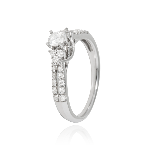 Solitaire, serti de diamants ronds, en Or Blanc 18 Carats- 750/000   CARACTERISTIQUES :   Largeur du corps (mm) : 2.2 Largeur motif (mm) : 4.29 Poids (gr) : 3.58 Nombre de diamants : 1  -  Carats : 0.1250 Nombre de diamants : 26  -  Carats : 0.254 Matière : Or 18 Carats - 750/000 12412