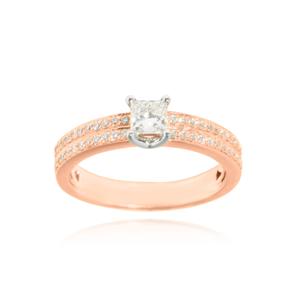 Solitaire, serti d'un diamant princesse au centre et de diamants ronds , en Or Blanc et Or Rose 18 Carats- 750/000   CARACTERISTIQUES :   Largeur du corps (mm) : 3.50 Largeur motif (mm) : 4.85 Poids (gr) : 4.96 Nombre de diamants : 44  -  Carats : 0.22 Nombre de diamants (au centre) : 1  -  Carats : 0.39 Matière : Or 18 Carats - 750/000 12416