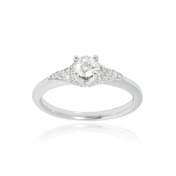 Solitaire, serti de diamants ronds, en Or Blanc 18 Carats - 750/000   CARACTERISTIQUES :   Largeur du corps (mm) : 1.90 Largeur motif (mm) : 5.05 Poids (gr) : 3.76 Nombre de diamants : 1  -  Carats : 0.300 Nombre de diamants : 20  -  Carats : 0.128 Matière : Or 18 Carats - 750/000 12421