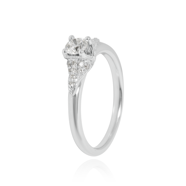 Solitaire, serti de diamants ronds, en Or Blanc 18 Carats - 750/000   CARACTERISTIQUES :   Largeur du corps (mm) : 1.90 Largeur motif (mm) : 5.05 Poids (gr) : 3.76 Nombre de diamants : 1  -  Carats : 0.300 Nombre de diamants : 20  -  Carats : 0.128 Matière : Or 18 Carats - 750/000 12421