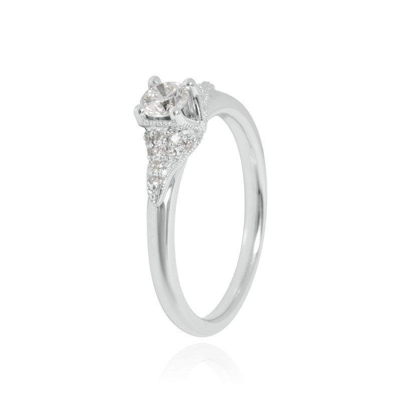 Solitaire, serti de diamants ronds, en Or Blanc 18 Carats - 750/000   CARACTERISTIQUES :   Largeur du corps (mm) : 1.90 Largeur motif (mm) : 5.05 Poids (gr) : 3.76 Nombre de diamants : 1  -  Carats : 0.300 Nombre de diamants : 20  -  Carats : 0.128 Matière : Or 18 Carats - 750/000 12421