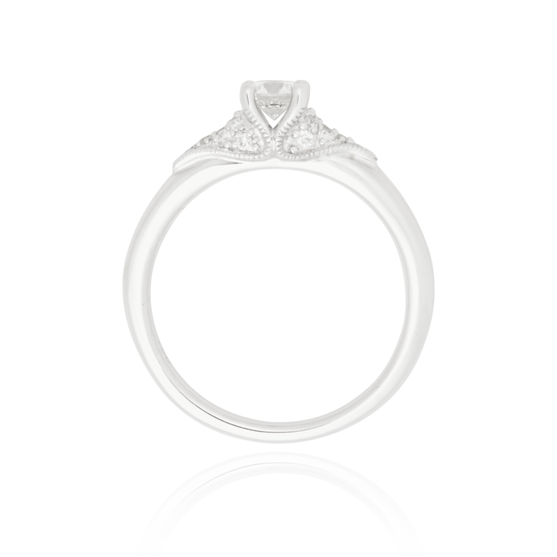 Solitaire, serti de diamants ronds, en Or Blanc 18 Carats - 750/000   CARACTERISTIQUES :   Largeur du corps (mm) : 1.90 Largeur motif (mm) : 5.05 Poids (gr) : 3.76 Nombre de diamants : 1  -  Carats : 0.300 Nombre de diamants : 20  -  Carats : 0.128 Matière : Or 18 Carats - 750/000 12421