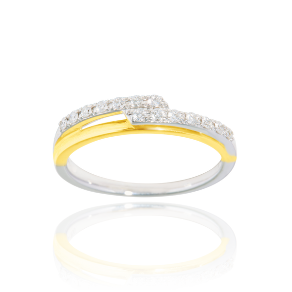 Alliance croisée, sertie de diamants, en Or Jaune et Or Blanc 18 Carats - 750/000.  L'alliance est plus qu'un simple bijou, elle est la matérialisation physique d'un amour inconditionnel entre deux êtres.  Gravure possible   CARACTERISTIQUES :   Epaisseur (mm) : 1.80 Poids (gr) : 3.19 Nombre de diamants : 14 Carats : 0.19   Matière : Or 18 Carats - 750/000 18321