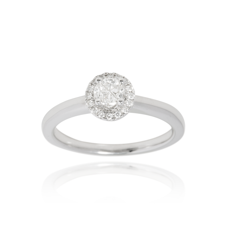 Solitaire, serti de diamants ronds, en Or Blanc 18 Carats - 750/000   CARACTERISTIQUES :   Largeur du corps (mm) : 1.80 Largeur motif (mm) : 7.40 Poids (gr) : 4.01 Nombre de diamants : 16  -  Carats : 0.080 Nombre de diamants (au centre) : 4    -  Carats : 0.230 Matière : Or 18 Carats - 750/000 18323 