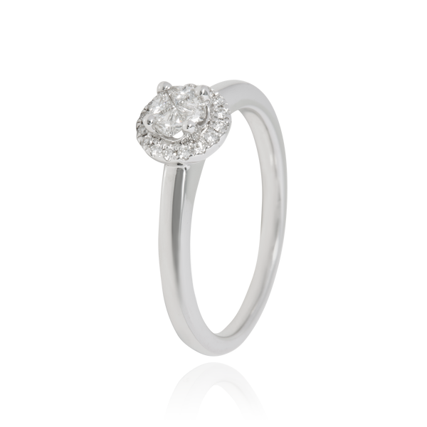 Solitaire, serti de diamants ronds, en Or Blanc 18 Carats - 750/000   CARACTERISTIQUES :   Largeur du corps (mm) : 1.80 Largeur motif (mm) : 7.40 Poids (gr) : 4.01 Nombre de diamants : 16  -  Carats : 0.080 Nombre de diamants (au centre) : 4    -  Carats : 0.230 Matière : Or 18 Carats - 750/000 18323 