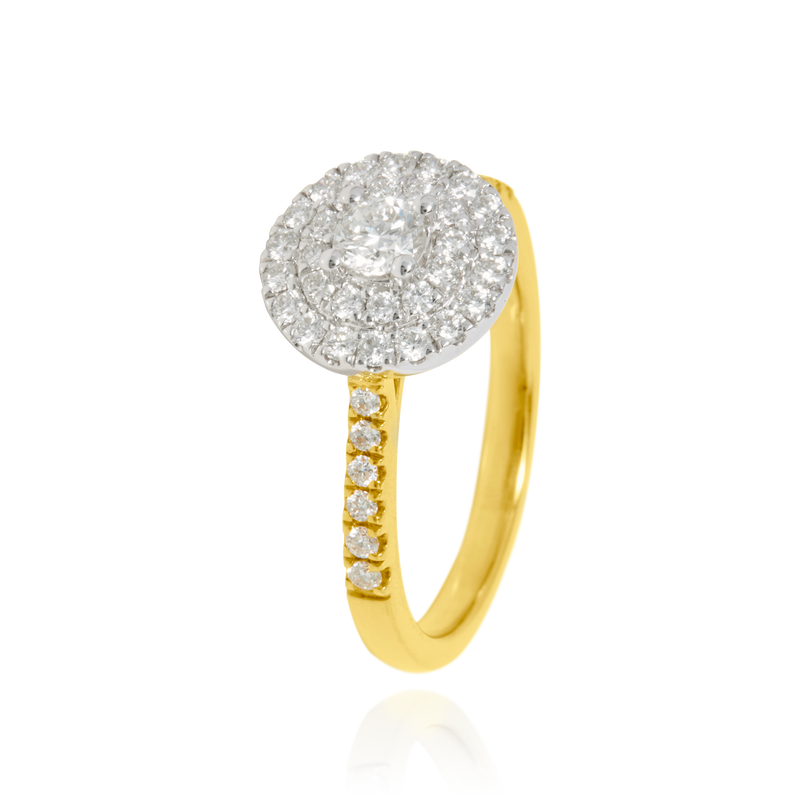 Solitaire, serti de diamants ronds, en Or Blanc et Or Jaune 18 Carats - 750/000   CARACTERISTIQUES :   Largeur du corps (mm) : 2.22 Largeur motif (mm) : 11.00 Poids (gr) : 4.64 Nombre de diamants: 42  -  Carats: 0.534     Diamant central : 1 - Carats : 0.260 Matière : Or 18 Carats - 750/000 18325