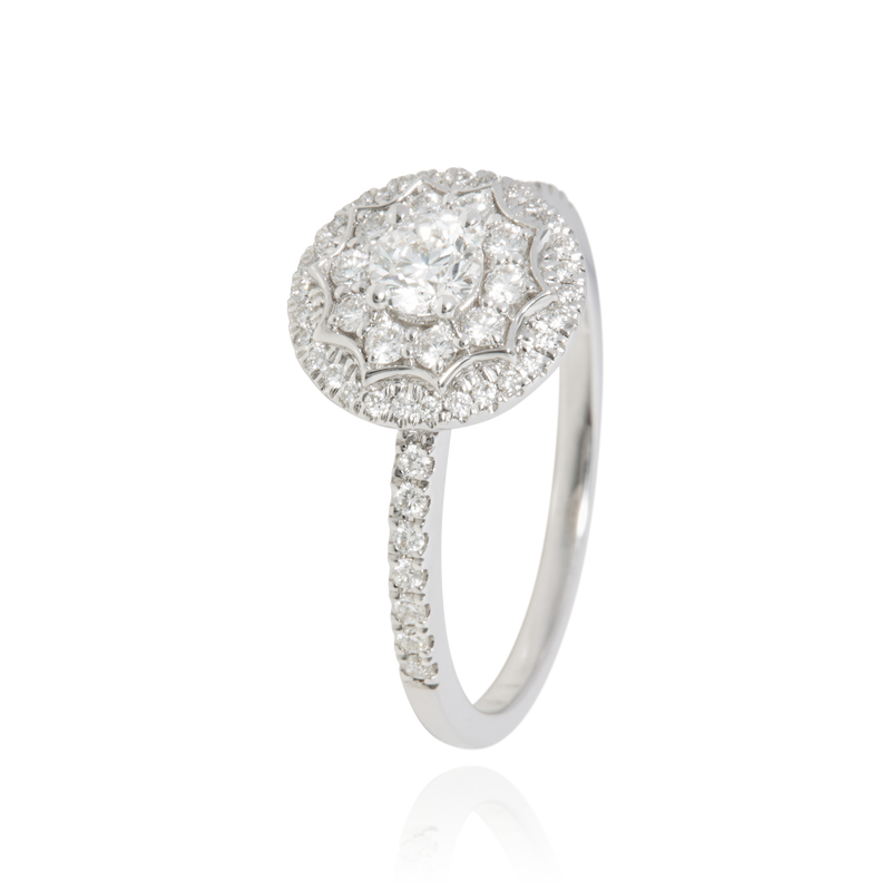 Solitaire serti de diamants, en Or Blanc 18 Carats- 750/000   CARACTERISTIQUES :   Largeur du motif (mm) : 1.70 Largeur motif (mm) : 11.2 Poids (gr) : 4.29 Nombre de diamants : 57     Carats : 0.71 Matière : Or 18 Carats - 750/000 18329 