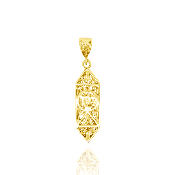 Pendentif en forme de Mezouza en Or Jaune 18 Carats - 750/000.    CARACTERISTIQUES :  Dimensions H x l (mm) : 26.25 x 8.7 Poids (gr) : 3.74 Matière : Or 18 Carats - 750/000 18801 