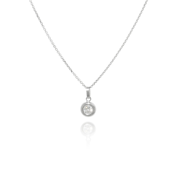 Collier orné d’un pendentif de forme ronde serti d’un zirconium, monté sur une chaine maille Forçat massive, en Or Blanc 18 Carats - 750/000.  Symbole d'amitié ou de séduction, chaînes et colliers n'ont qu'un but : sublimer votre cou.     CARACTERISTIQUES :  Longueur (cm) : 45.00 Diamètre motif (mm) : 6.75 Poids (gr) : 2.73 Matière : Or 18 Carats - 750/000 18874-19004 