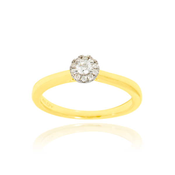 Solitaire, serti de diamants ronds, en Or Jaune et Or Blanc 18 Carats - 750/000   CARACTERISTIQUES :   Largeur du corps (mm) : 2.10 Largeur motif (mm) : 5.70 Poids (gr) : 3.55 Nombre de diamant (au centre) : 1   -   Carats : 0.10   Nombre de diamants : 10   -   Carats : 0.060 Matière : Or 18 Carats - 750/000 19359