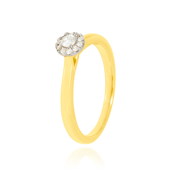 Solitaire, serti de diamants ronds, en Or Jaune et Or Blanc 18 Carats - 750/000   CARACTERISTIQUES :   Largeur du corps (mm) : 2.10 Largeur motif (mm) : 5.70 Poids (gr) : 3.55 Nombre de diamant (au centre) : 1   -   Carats : 0.10   Nombre de diamants : 10   -   Carats : 0.060 Matière : Or 18 Carats - 750/000 19359