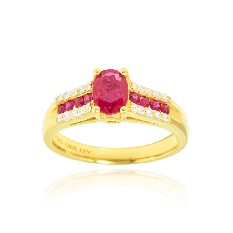 Solitaire, serti d'un rubis central ovale, de rubis ronds et de diamants ronds, en Or Jaune 18 Carats- 750/000   CARACTERISTIQUES :   Largeur du corps (mm) : 3.20 Motif (h x L) mm : 7.10 x 5.25  Poids (gr) : 5.71 Nombre de Rubis (au centre) : 1  -  Carats : 1 Nombre de diamants : 20  -  Carats : 0.200 Nombre de rubis : 8  -  Carats : 0.312 Matière : Or 18 Carats - 750/000 19361