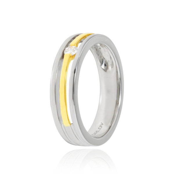 Alliance 3 rangs, sertie d'un diamant, en Or Jaune et Or Blanc 18 Carats - 750/000.  L'alliance est plus qu'un simple bijou, elle est la matérialisation physique d'un amour inconditionnel entre deux êtres.  Gravure possible   CARACTERISTIQUES :   Epaisseur (mm) : 5.30 Poids (gr) : 7.23 Nombre de diamants : 1 Carats : 0.10   Matière : Or 18 Carats - 750/000 20758