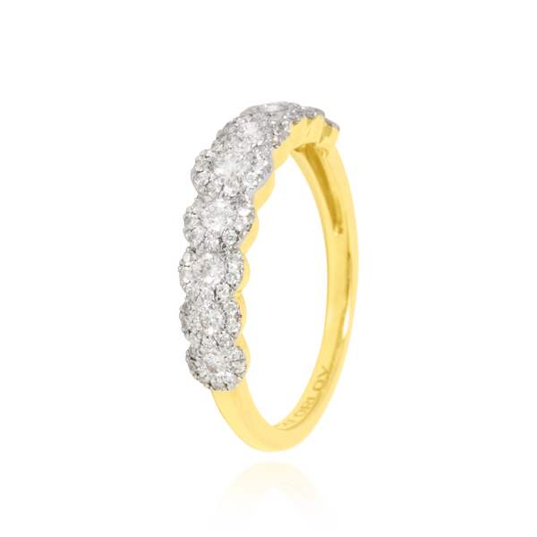 Alliance en forme de diadème, sertie de diamants, en Or Jaune et Or Blanc 18 Carats - 750/000.  L'alliance est plus qu'un simple bijou, elle est la matérialisation physique d'un amour inconditionnel entre deux êtres.  Gravure possible   CARACTERISTIQUES :   Epaisseur (mm) : 1.80 Poids (gr) : 3.23 Nombre de diamants : 75 Carats : 0.55   Matière : Or 18 Carats - 750/000 19369 