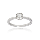 Solitaire, serti de diamants ronds, en Or Blanc 18 Carats - 750/000   CARACTERISTIQUES :   Largeur du corps (mm) : 2.00 Largeur motif (mm) : 5.40 Poids (gr) : 2.81 Nombre de diamant : 13 Carats : 0.202 Matière : Or 18 Carats - 750/000 19392 