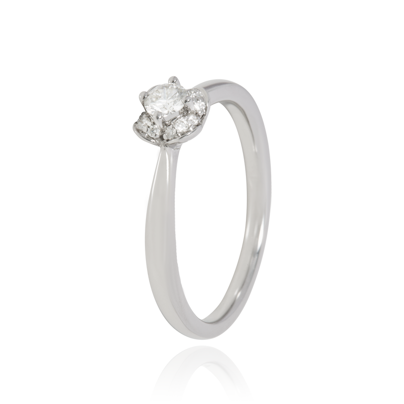 Solitaire, serti de diamants ronds, en Or Blanc 18 Carats - 750/000   CARACTERISTIQUES :   Largeur du corps (mm) : 2.00 Largeur motif (mm) : 5.40 Poids (gr) : 2.81 Nombre de diamant : 13 Carats : 0.202 Matière : Or 18 Carats - 750/000 19392 