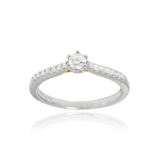 Solitaire, serti de diamants ronds, en Or Jaune et Or Blanc 18 Carats - 750/000   CARACTERISTIQUES :   Largeur du corps (mm) : 1.94 ﻿Largeur motif (mm) : 4.17 Poids (gr) : 3.05 Nombre de diamants: 14   -  Carats : 0.140   Nombre de diamant: 1   -  Carats : 0.210 Matière : Or 18 Carats - 750/000 19395