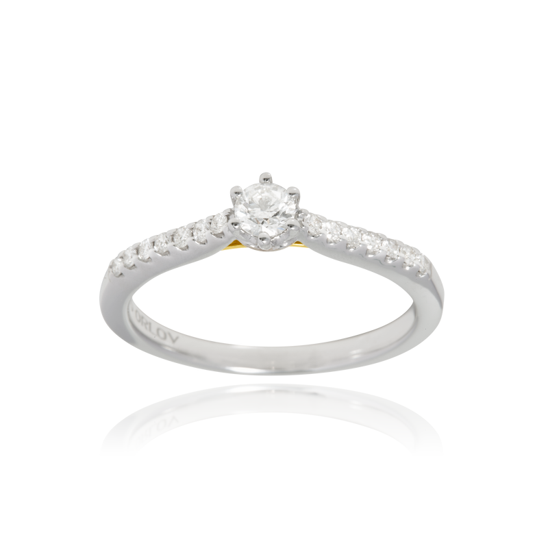 Solitaire, serti de diamants ronds, en Or Jaune et Or Blanc 18 Carats - 750/000   CARACTERISTIQUES :   Largeur du corps (mm) : 1.94 ﻿Largeur motif (mm) : 4.17 Poids (gr) : 3.05 Nombre de diamants: 14   -  Carats : 0.140   Nombre de diamant: 1   -  Carats : 0.210 Matière : Or 18 Carats - 750/000 19395