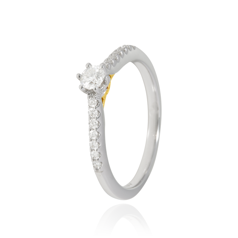 Solitaire, serti de diamants ronds, en Or Jaune et Or Blanc 18 Carats - 750/000   CARACTERISTIQUES :   Largeur du corps (mm) : 1.94 ﻿Largeur motif (mm) : 4.17 Poids (gr) : 3.05 Nombre de diamants: 14   -  Carats : 0.140   Nombre de diamant: 1   -  Carats : 0.210 Matière : Or 18 Carats - 750/000 19395