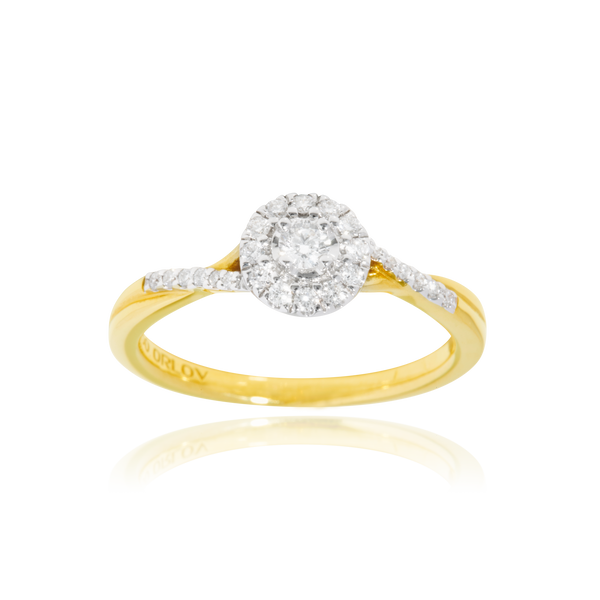 Solitaire, serti de diamants ronds, en Or Jaune et Or Blanc 18 Carats - 750/000   CARACTERISTIQUES :   Largeur du corps (mm) : 2.00 Largeur motif (mm) : 7.30 Poids (gr) : 3.87 Nombre de diamants: 25      Carats : 0.268 Matière : Or 18 Carats - 750/000 19396 -20750