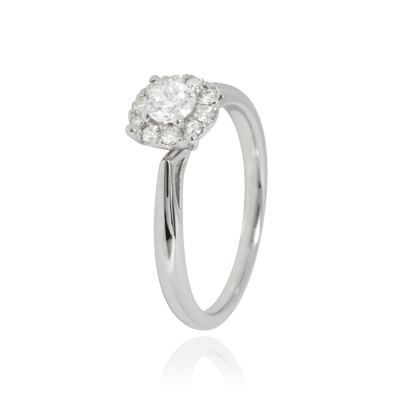 Solitaire serti de diamants, en Or Blanc 18 Carats- 750/000   CARACTERISTIQUES :   Largeur du corps (mm) : 2.00 Largeur motif (mm) : 7.70 Poids (gr) : 3.74 Nombre de diamants : 13     Carats : 0.53 Matière : Or 18 Carats - 755/000 19402 