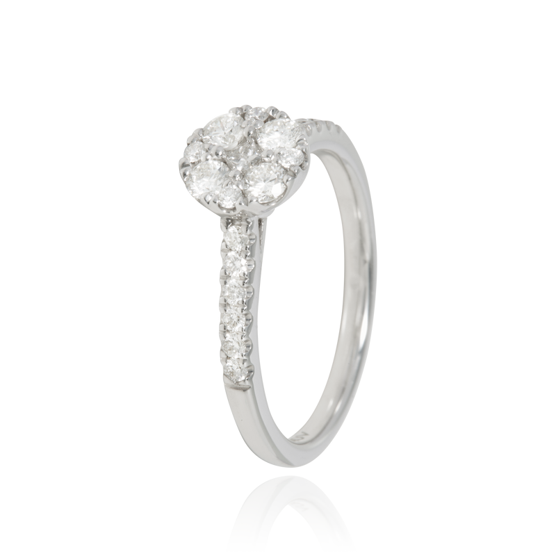 Solitaire, serti d'un diamant princesse et de diamants ronds, en Or Blanc 18 Carats - 750/000   CARACTERISTIQUES :   Largeur de corps (mm) : 2.00 Largeur motif (mm) : 7.55 Poids (gr) : 3.28 Nombre de diamants : 1     Carats : 0.037  Nombre de diamants : 20     Carats : 0.328 Matière : Or 18 Carats - 755/000 19404