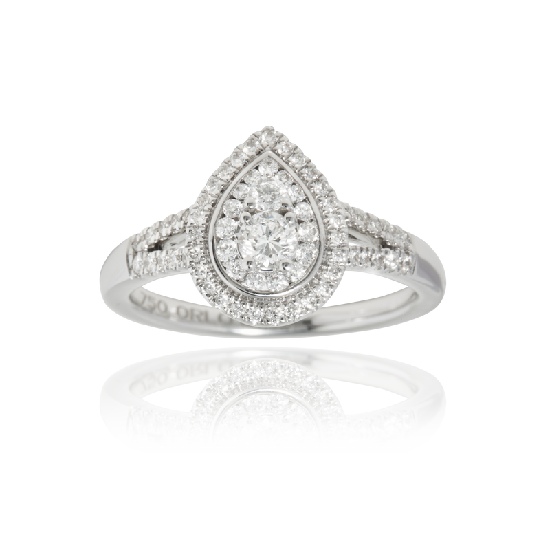 Solitaire poire, serti de diamants rond, en Or Blanc 18 Carats- 750/000   CARACTERISTIQUES :   Largeur du corps (mm) : 2.00 Motif (h x L) en mm : 12.10 x 9.60 Poids (gr) : 4.85 Nombre de diamants : 64      Carats : 0.503 Matière : Or 18 Carats - 750/000 19405 