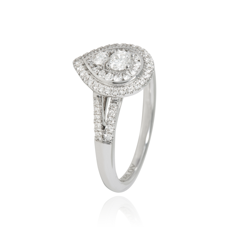 Solitaire poire, serti de diamants rond, en Or Blanc 18 Carats- 750/000   CARACTERISTIQUES :   Largeur du corps (mm) : 2.00 Motif (h x L) en mm : 12.10 x 9.60 Poids (gr) : 4.85 Nombre de diamants : 64      Carats : 0.503 Matière : Or 18 Carats - 750/000 19405 