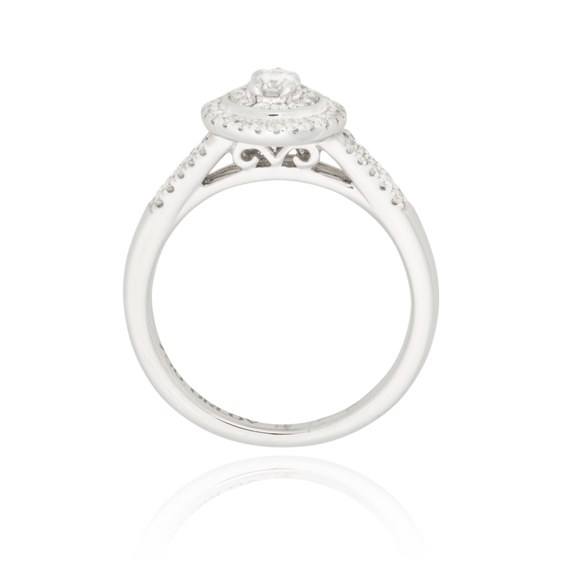 Solitaire poire, serti de diamants rond, en Or Blanc 18 Carats- 750/000   CARACTERISTIQUES :   Largeur du corps (mm) : 2.00 Motif (h x L) en mm : 12.10 x 9.60 Poids (gr) : 4.85 Nombre de diamants : 64      Carats : 0.503 Matière : Or 18 Carats - 750/000 19405 