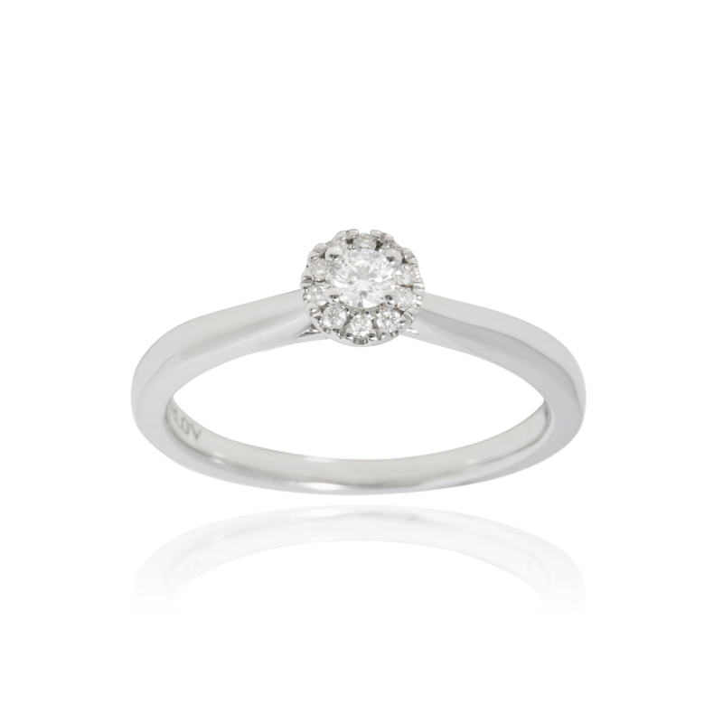 Solitaire, serti de diamants ronds, en Or Blanc 18 Carats- 750/000   CARACTERISTIQUES :   Largeur du corps (mm) : 2.20 Largeur motif (mm) : 5.70 Poids (gr) : 3.46 Nombre de diamant (au centre) : 1  -  Carats : 0.10 Nombre de diamants : 10 -  Carats : 0.06 Matière : Or 18 Carats - 755/000 19407