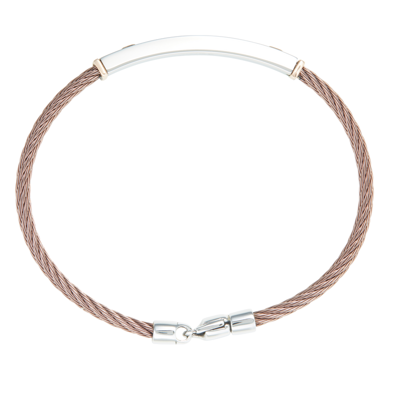 Jonc 1 câble Acier PVD, serti de 2 motifs et de 2 inserts en Or Rose massif 18 Carats - 750/000.  Qu'il soit classique ou fantaisiste, le bracelet saura sans conteste faire plaisir.  CARACTERISTIQUES :  Largeur jonc (mm) : 4.00 Diamètre jonc (cm) : 6.50 Matière : Acier et Or 18 Carats - 750/000 Couleur câble : PVD Bleu, PVD Chocolat Matière : 19519-19518