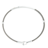 Jonc 2 câbles Acier et PVD, serti d'une vis en Or Jaune massif 18 Carats - 750/000.  Qu'il soit classique ou fantaisiste, le bracelet saura sans conteste faire plaisir.  CARACTERISTIQUES :  Epaisseur câble (mm) : 2.00 Diamètre jonc (cm) : 6.50 Couleur câble : Acier, Bleu, Doré, Noir Poids (gr) : 0.03 Matière : Acier et Or 18 Carats - 750/000 19524-19525-19526-19527