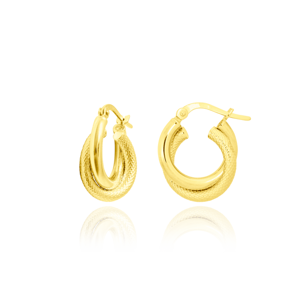 Boucles d'oreilles créoles double anneaux, un anneau lisse et un anneau sablé en Or Jaune, 18 Carats - 750/000.  Les créoles, véritables accessoires de mode intemporelles, ajoutent une touche d'élégance à n'importe quelle tenue.   CARACTERISTIQUES :  Diamètre (cm) : 1.50 Epaisseur (mm) : 2.60 Poids (gr) : 2.06     Matière : Or 18 Carats - 750/000 19630