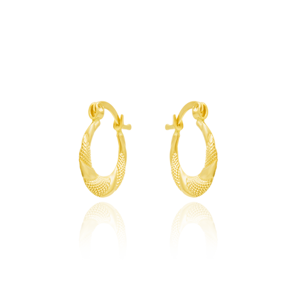 Boucles d'oreilles créoles  sablées et lisses en Or Jaune, 18 Carats - 750/000.  Les créoles, véritables accessoires de mode intemporels, ajoutent une touche d'élégance à n'importe quelle tenue.    CARACTERISTIQUES :  Diamètre (cm) : 1.50 Epaisseur (mm) : 2.25 Poids (gr) : 1.33   Matière : Or 18 Carats - 750/000 19633 - 20019 